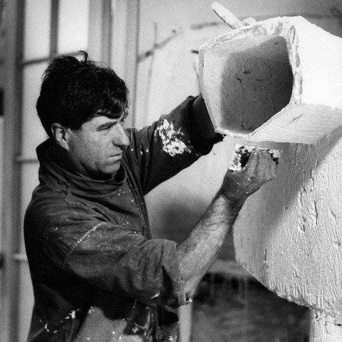 Photograph of Kenneth Armitage sculpting