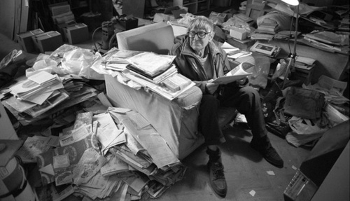 Photograph of John Wells in his Cornish studio, 1998. (Photograph by Alamy Ltd).